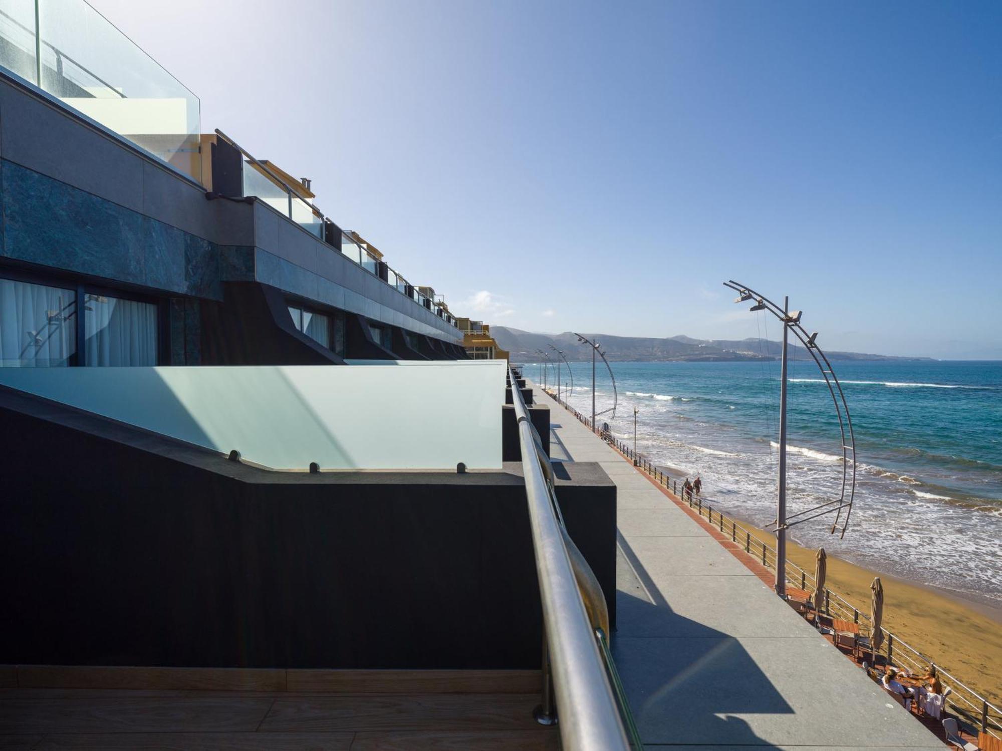 Deluxe tweepersoonskamer met balkon en uitzicht op zee
